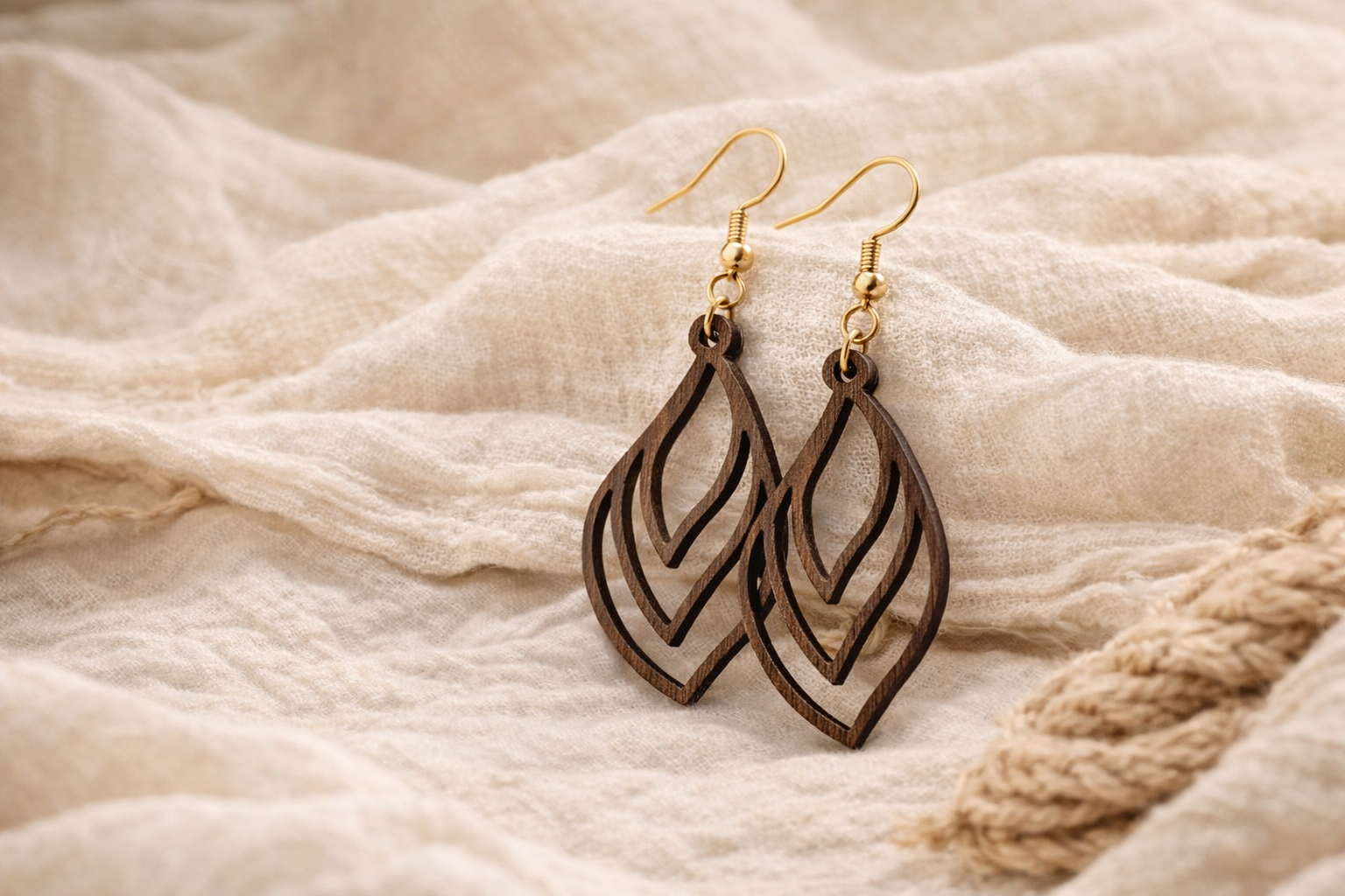 Drewniane kolczyki Listki | Model 03 – drewno orzechowe, styl boho