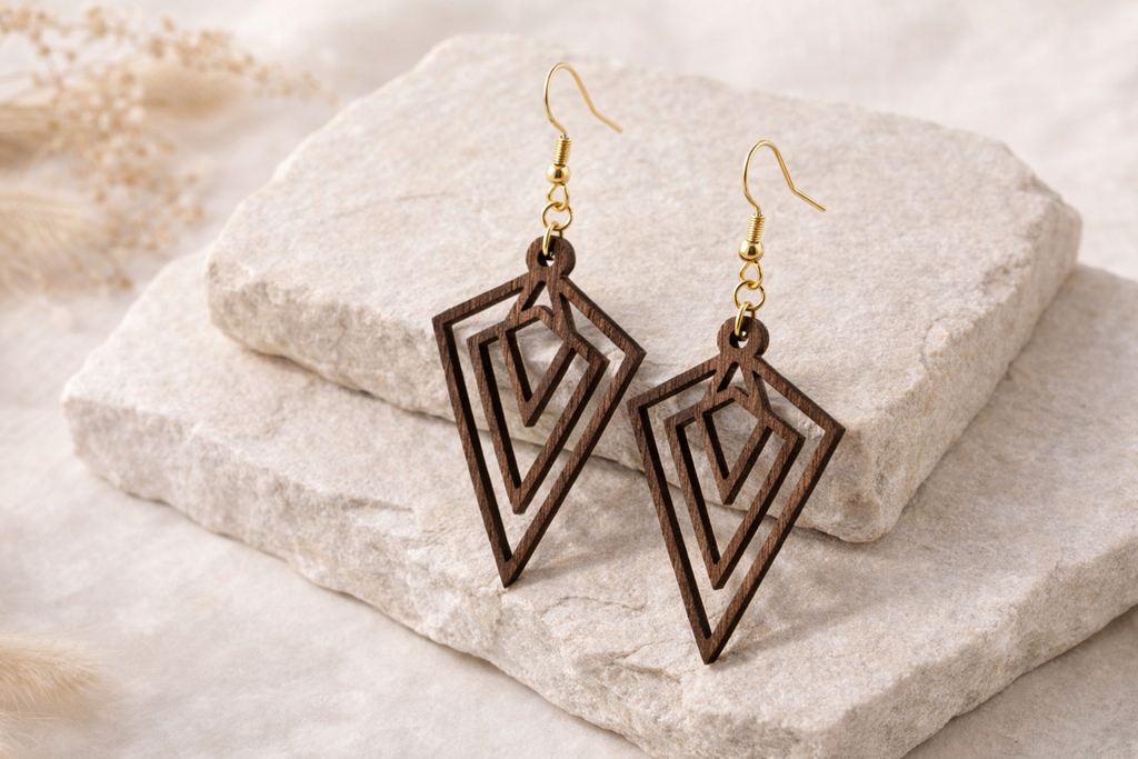 Drewniane kolczyki Romby | Model 01 – drewno orzechowe, styl boho
