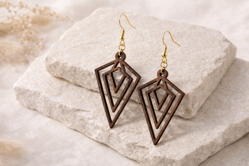 Drewniane kolczyki Romby | Model 01 – drewno orzechowe, styl boho
