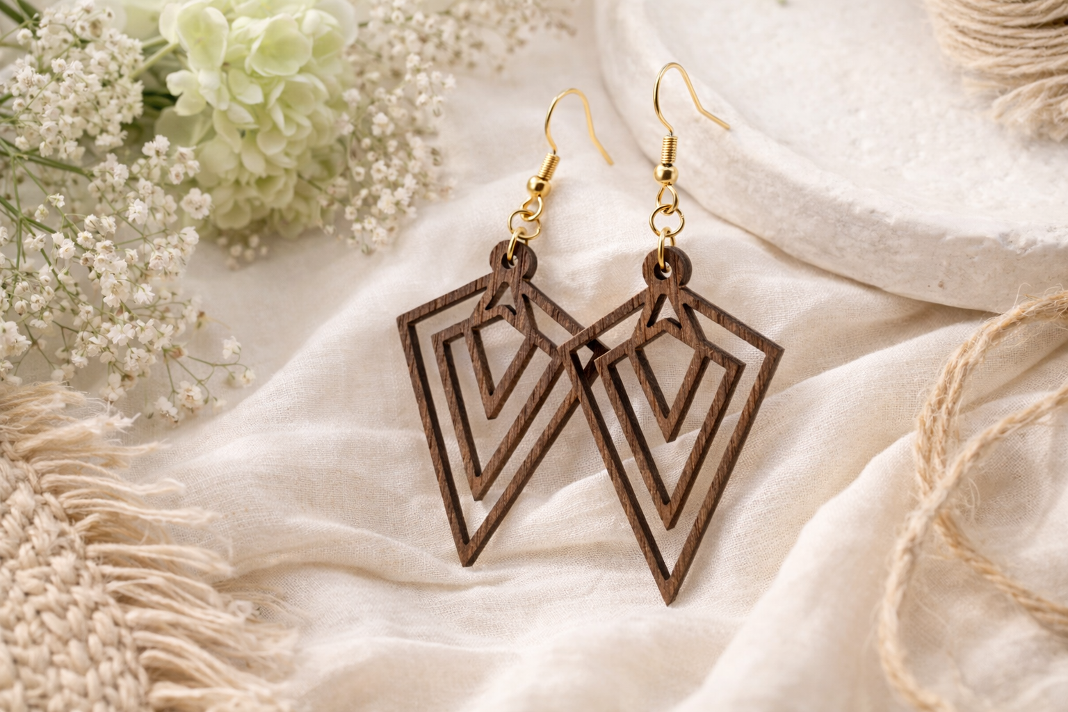 Drewniane kolczyki Romby | Model 01 – drewno orzechowe, styl boho