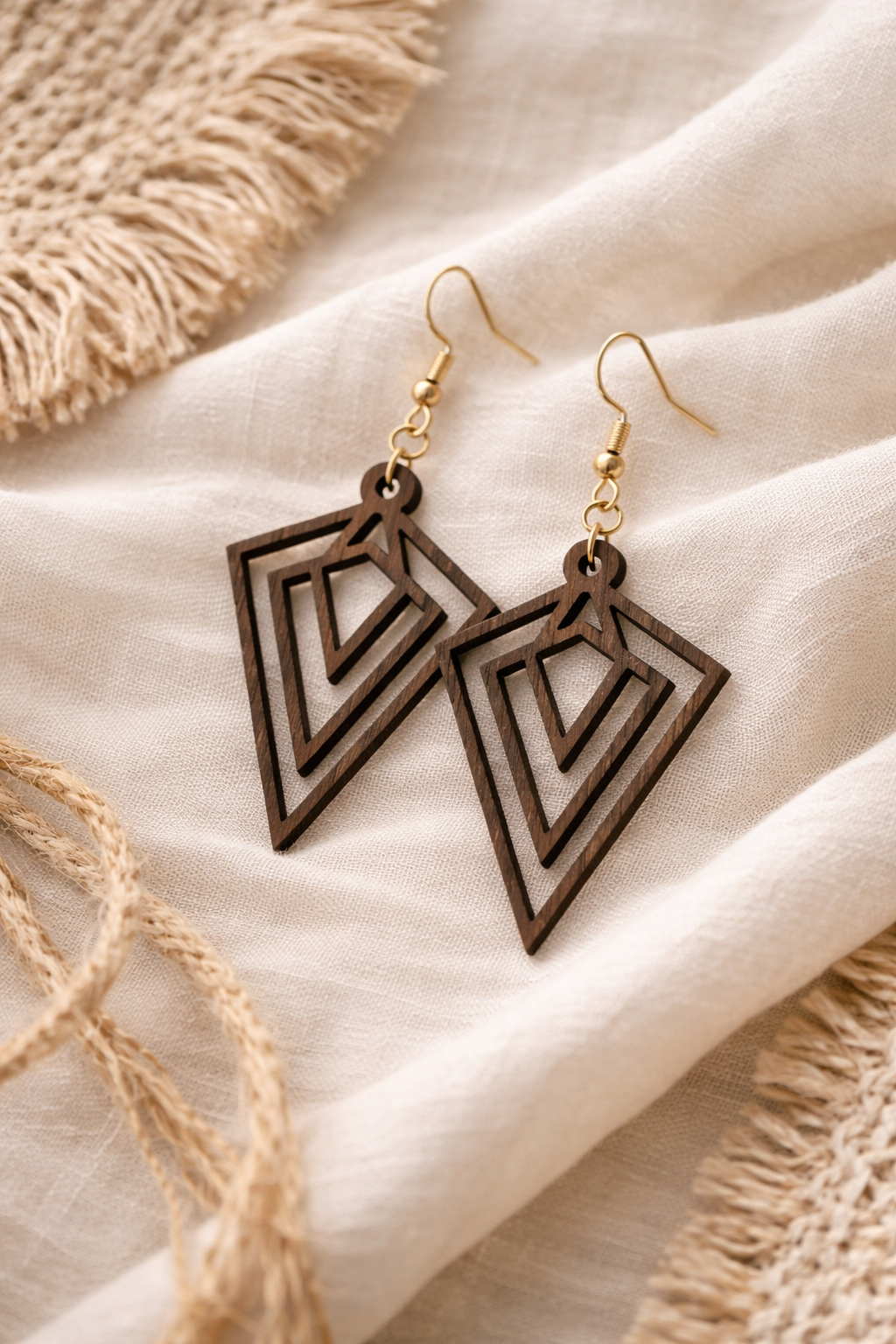 Drewniane kolczyki Romby | Model 01 – drewno orzechowe, styl boho