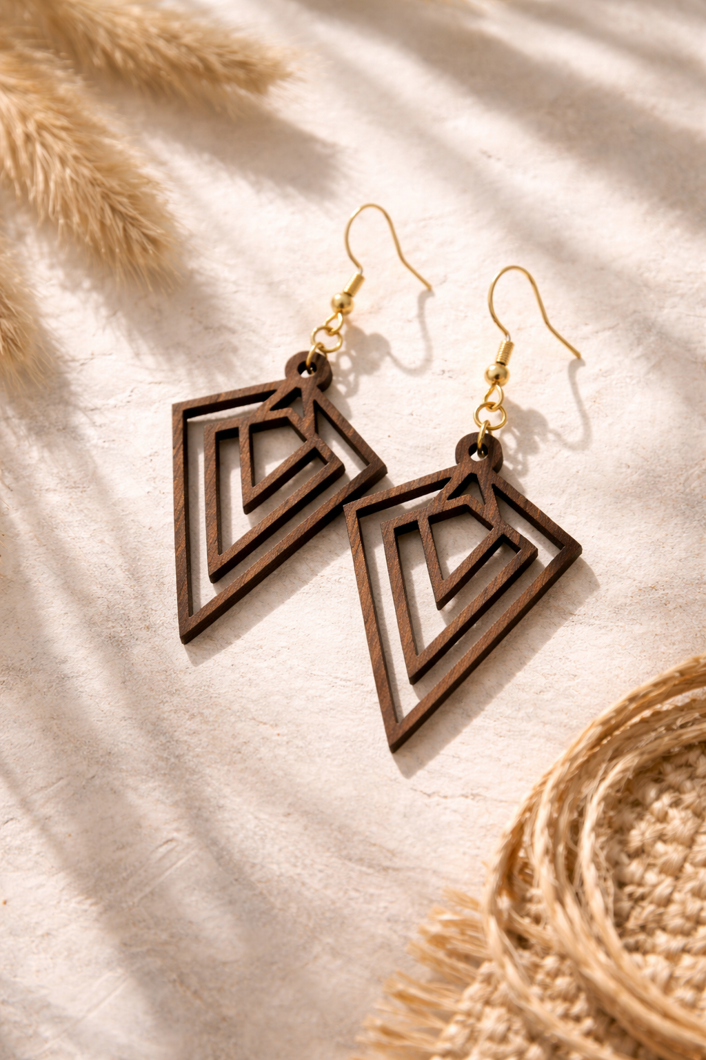 Drewniane kolczyki Romby | Model 01 – drewno orzechowe, styl boho