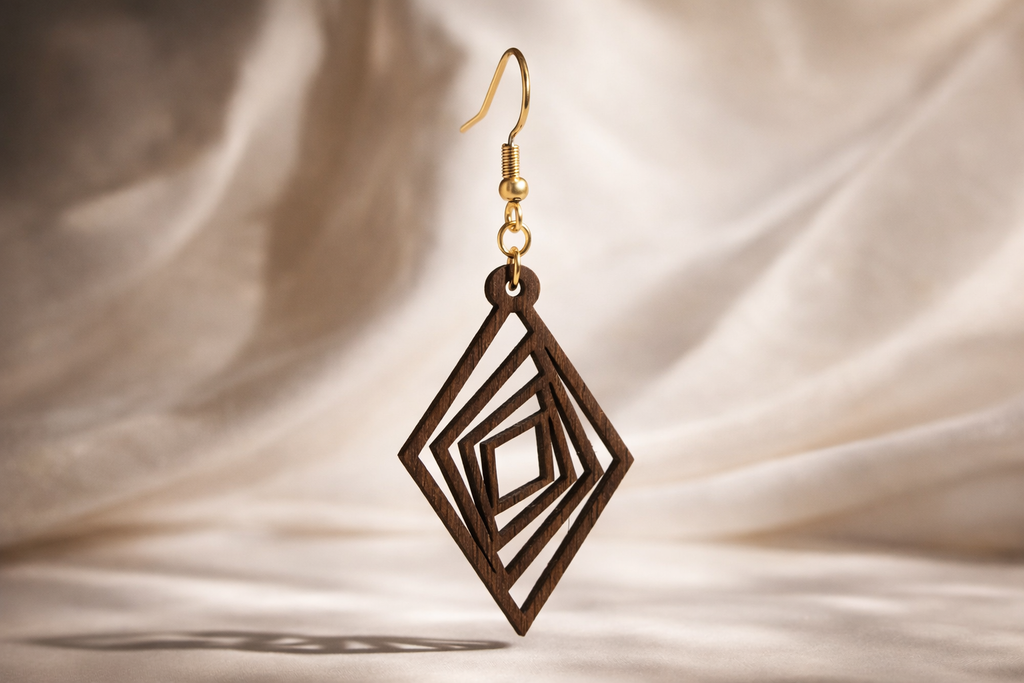 Drewniane kolczyki Romby | Model 02 – drewno orzechowe, styl boho