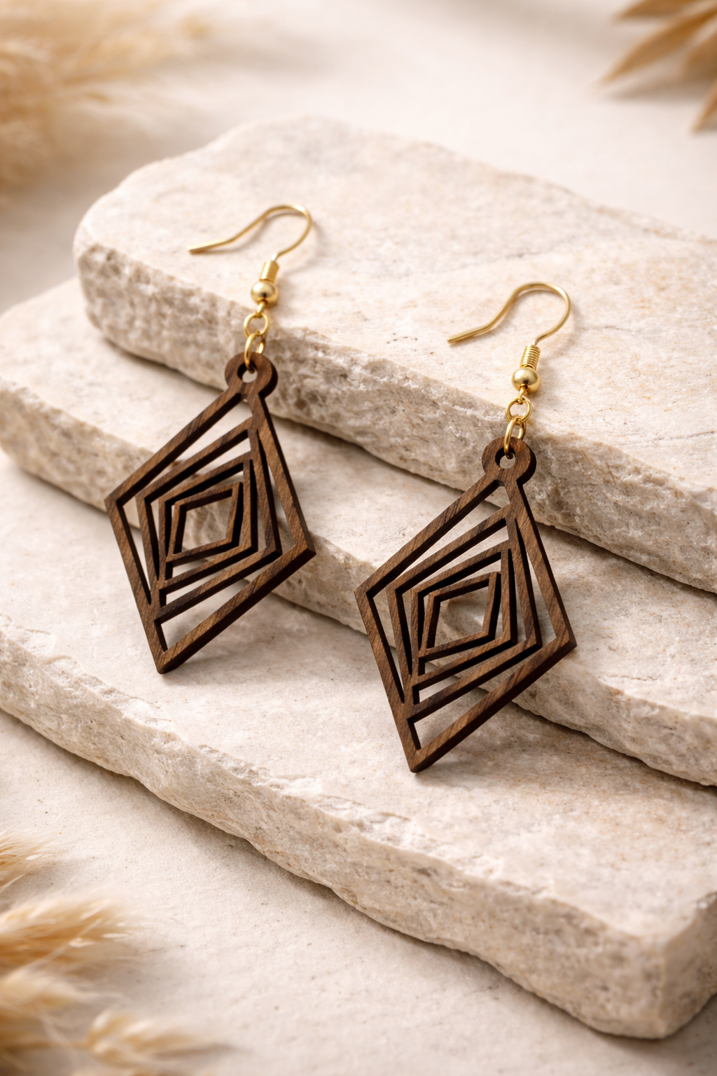 Drewniane kolczyki Romby | Model 02 – drewno orzechowe, styl boho